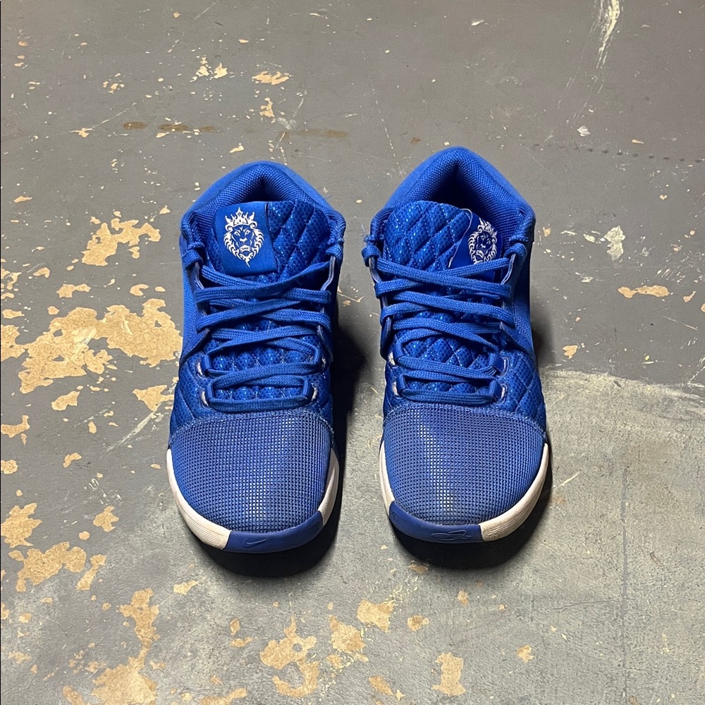 Basketball shoes - Picture 2 of 6